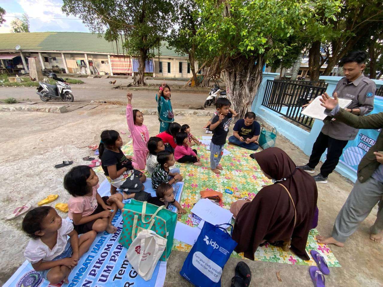 mahasiswa-urd-buka-kelas-gratis-anak-anak-di-pinggiran-kota-pekenbaru