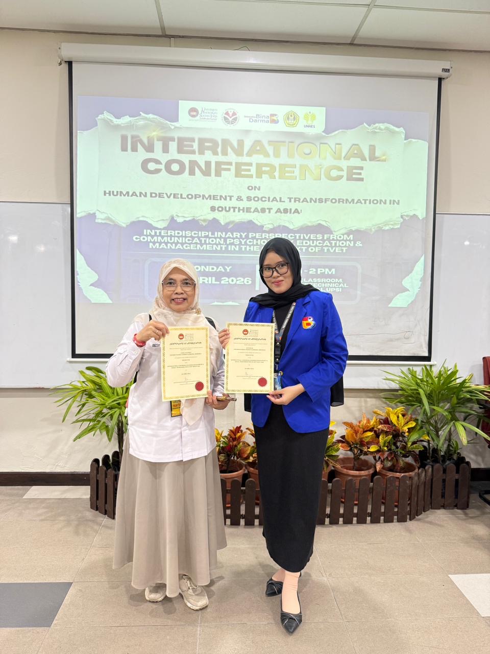 menembus-panggung-global-mahasiswa-dan-kaprodi-ilmu-komunikasi-ubd-unjuk-karya-di-international-conference-malaysia